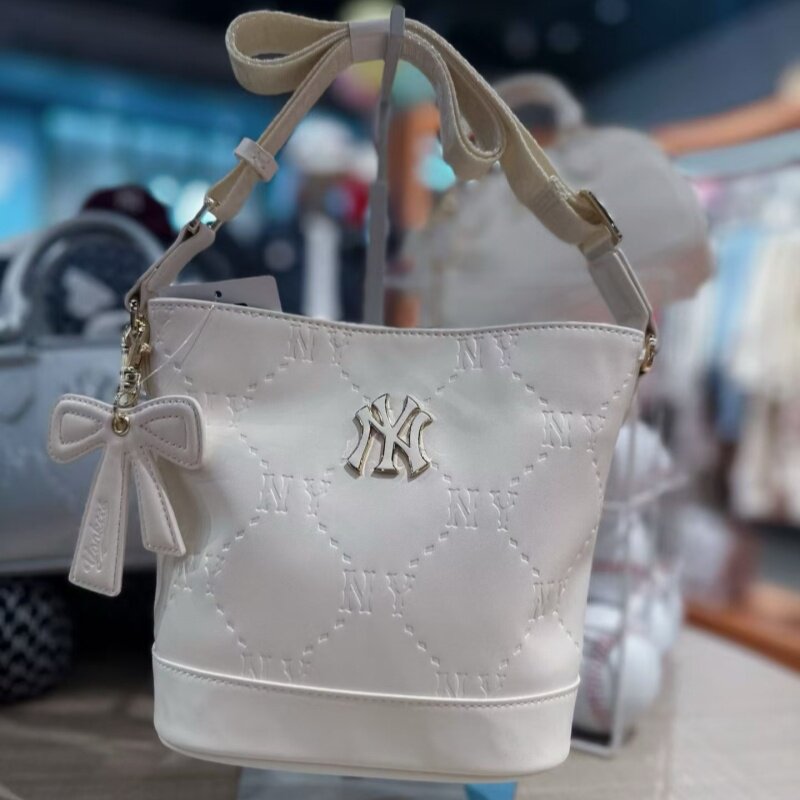 26新款MLB儿童斜挎包男女NY复古老花水桶包休闲单肩包7ACRM066N