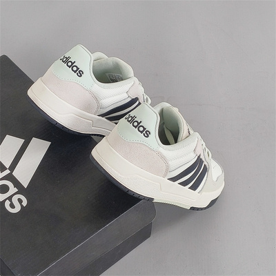 阿迪达斯Adidas低帮运动板鞋