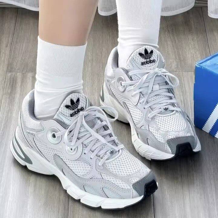 Adidas阿迪达斯配阔腿裤的老爹鞋图片