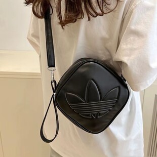 阿迪达斯三叶草女包2026新款运动休闲迷你小方包斜挎包拎包JC6004