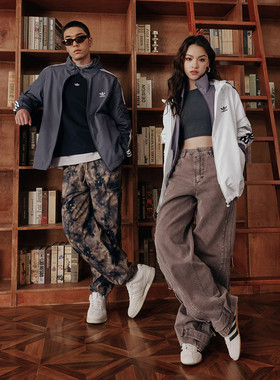 Adidas阿迪达斯三叶草男女2026新款休闲三条纹梭织外套正品KB1944