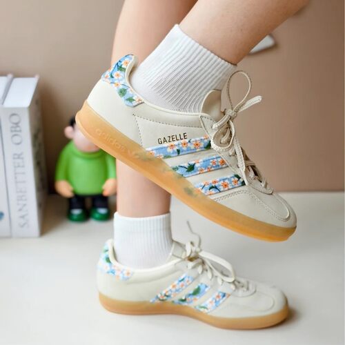 Adidas阿迪达斯三叶草2026夏女子T头鞋GAZELLE经典休闲板鞋IE2946