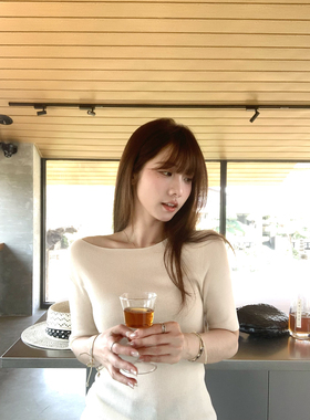 【现货】无缝一体一字领短袖T恤女夏修身针织亲肤透气露肩上衣