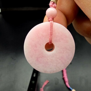 独山玉独玉精品芙蓉红粉红料平安扣精致吊坠路路通挂件直径26mm