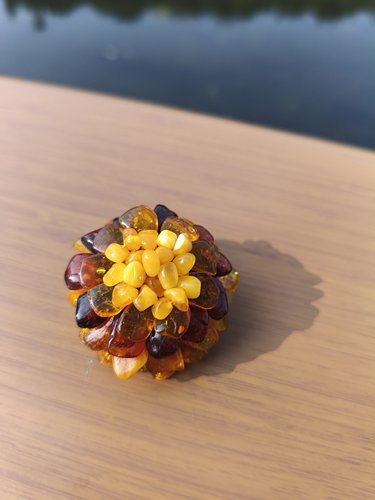 俄罗斯进口天然琥珀蜜蜡花朵胸针 俄罗斯设计制作
