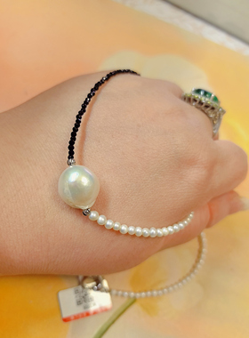 黑尖晶搭配极光bb珍珠做链子，吊坠是椭圆形巴洛克珍珠，黑白搭配