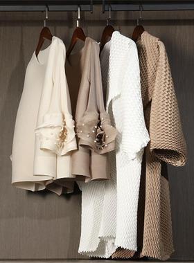 衣帽间摆件轻奢女士褶皱连衣裙