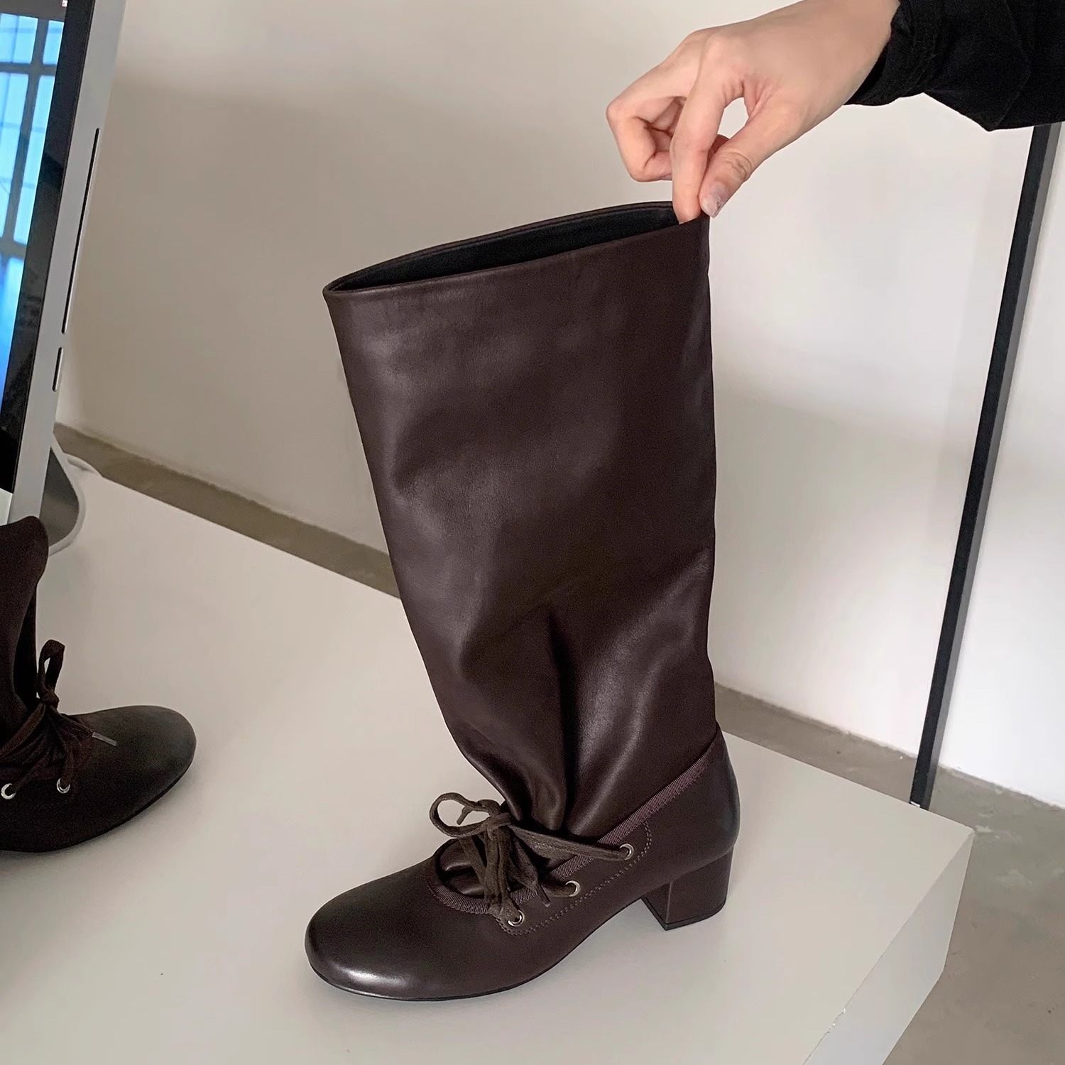 8.18日鞋大师2025秋冬季新款复古植鞣皮绑带长筒靴平底直筒长靴