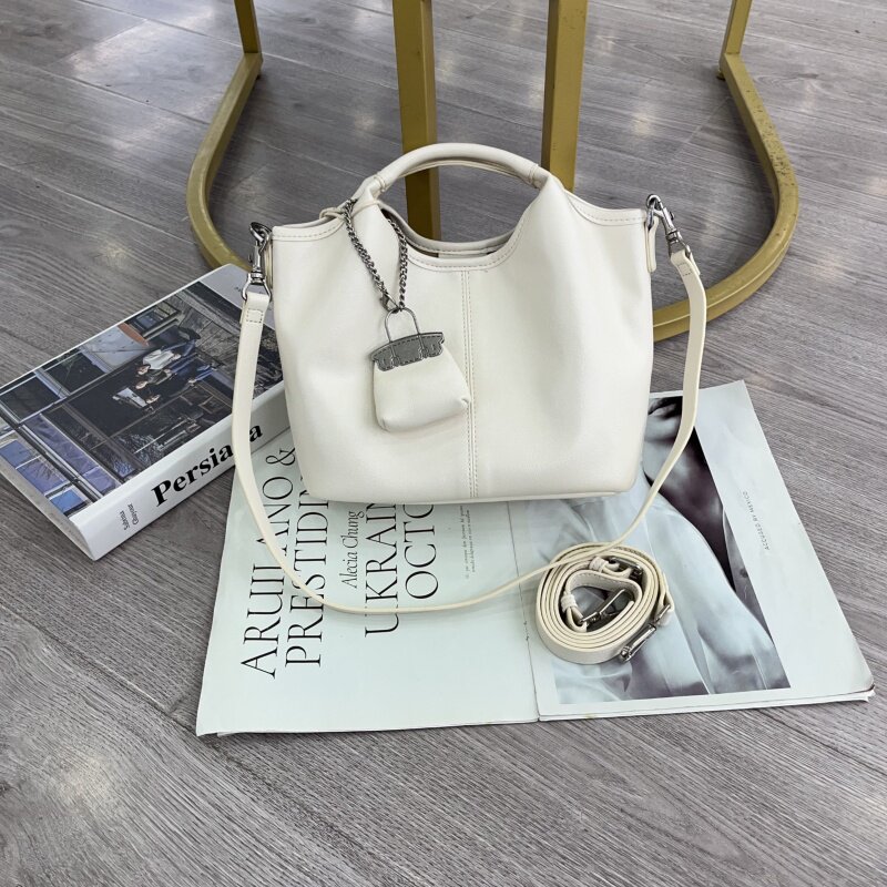 2026新款韩版水桶包休闲软皮坠感手提包简约纯色单肩包质感斜跨包