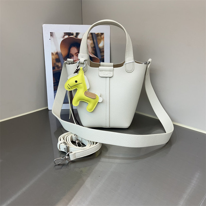 2026新款韩版荔枝纹软皮菜篮子水桶包休闲纯色手提波质感单肩斜跨