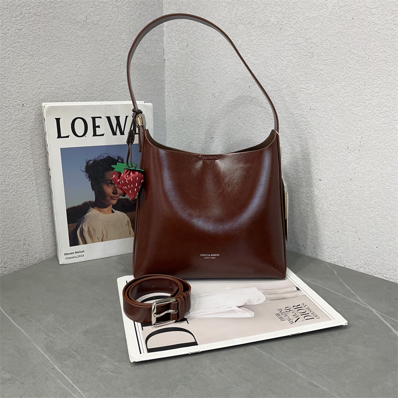 2025新款时尚潮流油蜡皮水桶包纯色百搭腋下单肩包休闲软皮斜跨包