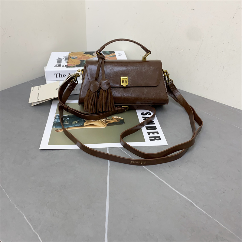 2025新款时尚油蜡皮小方包简约百搭锁扣手提包质感纯色单肩斜跨包