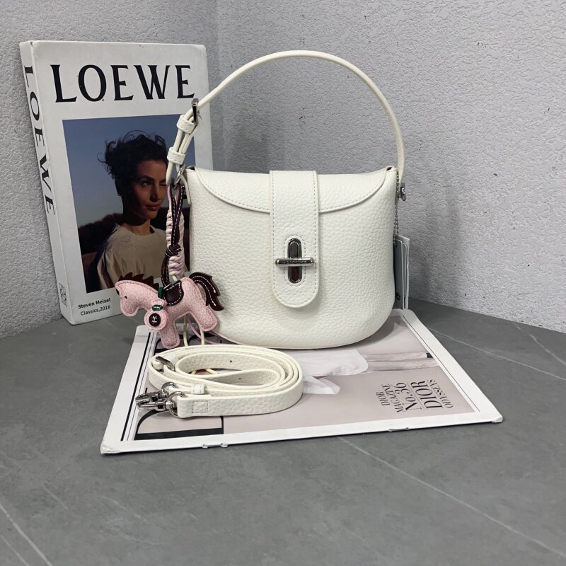 2026新款时尚荔枝纹软皮水桶包小众设计百搭锁扣手提包单肩斜跨包