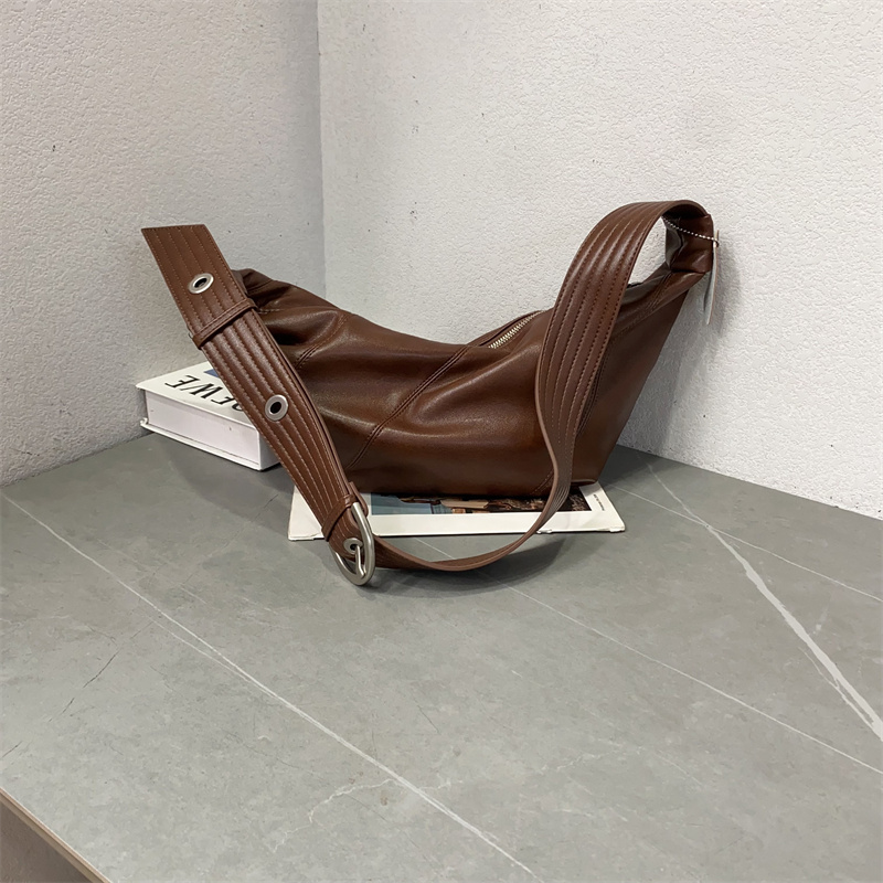 2025新款韩版时尚饺子包休闲慵懒风单肩包个性百搭软皮宽带斜跨包