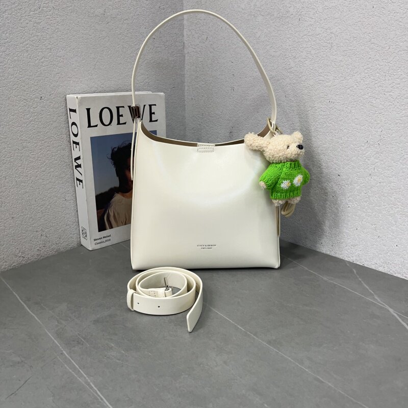 2026新款时尚油蜡皮水桶包休闲纯色软皮腋下单肩包简约百搭斜跨包