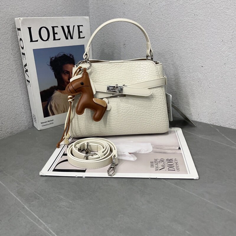 2026新款时尚泡泡纹水桶包小众设计皮带装饰手提包质感单肩斜跨包