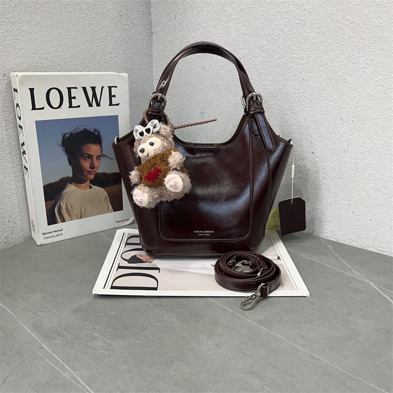 2025新款时尚油蜡皮水桶包质感百搭手提包休闲纯色软皮单肩斜跨包