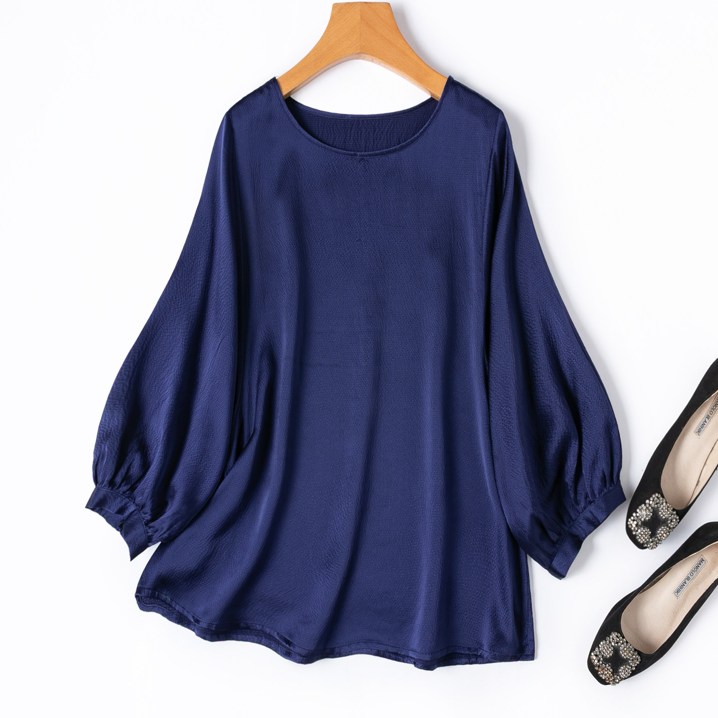 力荐好物！不挑人！宽松版型真丝珍珠缎圆领灯笼袖T恤衬衫经典蓝