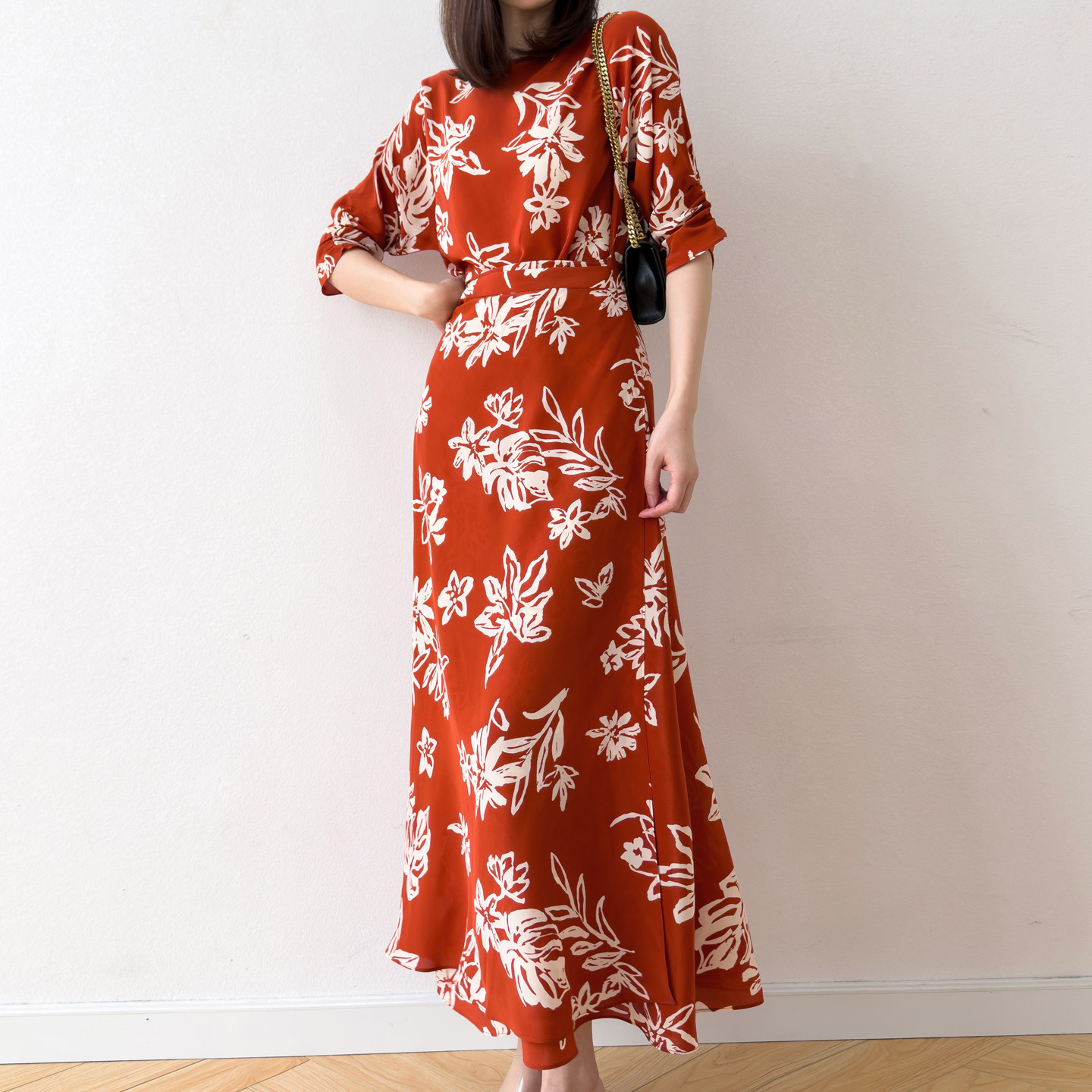 &ldquo;暖红拾花&rdquo;真丝双绉度假风亮眼连衣裙100桑蚕丝一字领长裙女新