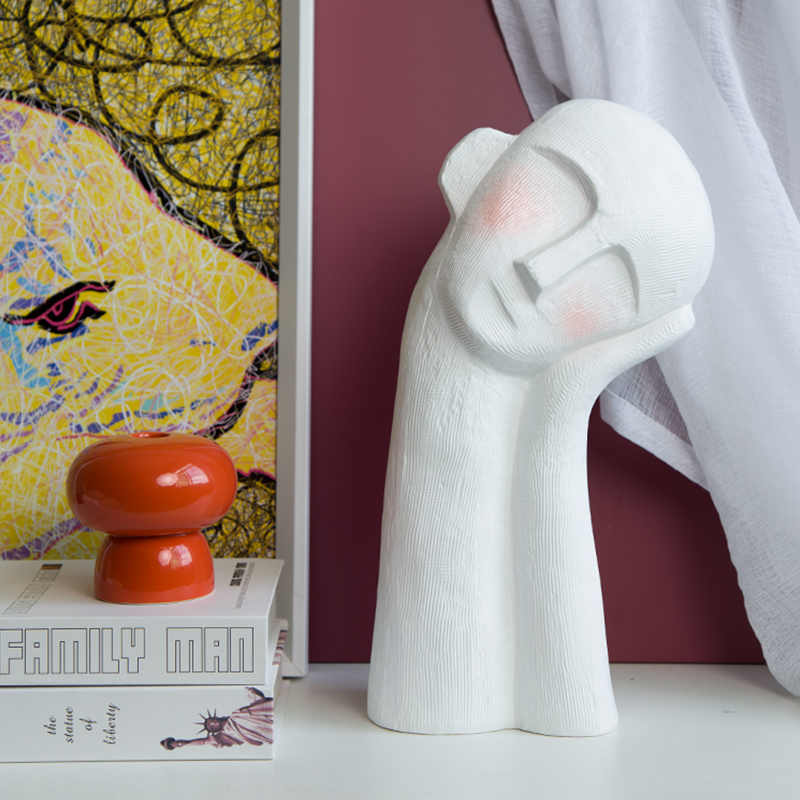 红晕歪头思考者陶瓷摆件