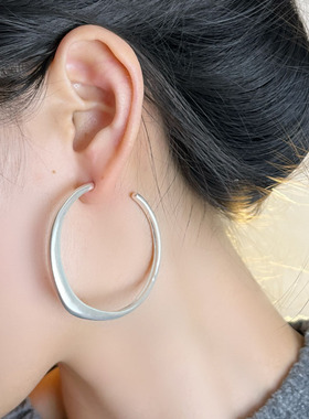 欧美风拉丝素圈耳环银色C型大耳圈圆圈耳饰高级感秋冬夸张时髦