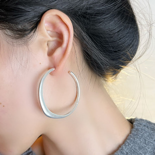 欧美风拉丝素圈耳环银色C型大耳圈圆圈耳饰高级感秋冬夸张时髦