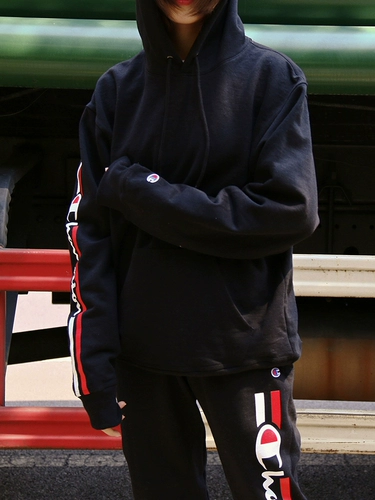 Чемпион капюшона, чемпион, трава, пишет большой C -печатный нейтральный ветер и бархатный свитер мужчины и женщины