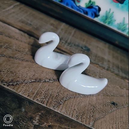 中古陶瓷天鹅造型筷子架一对儿孤品！尺寸！4.5*3 5厘米