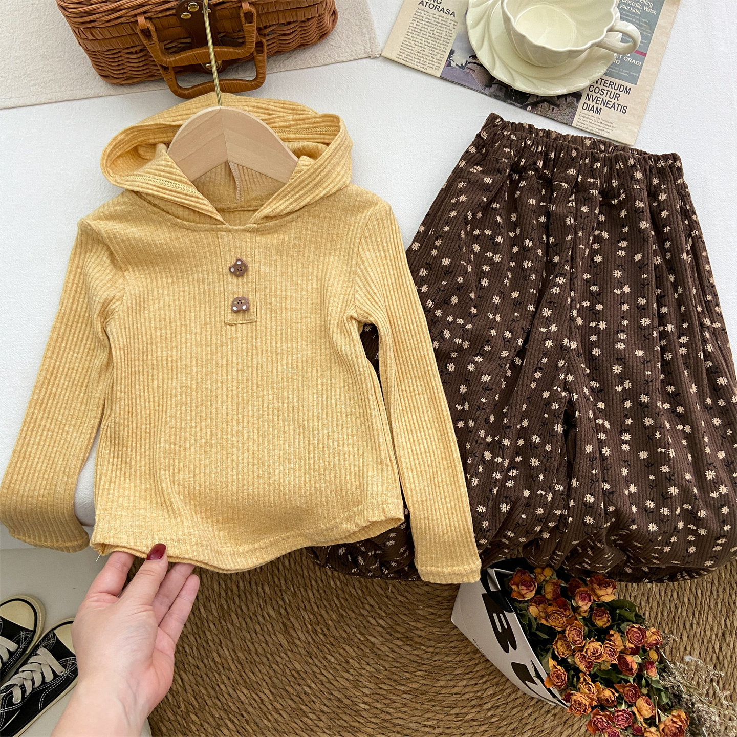 女童套装2026新款春装洋气时髦短款连帽长袖t恤灯芯绒碎花灯笼裤