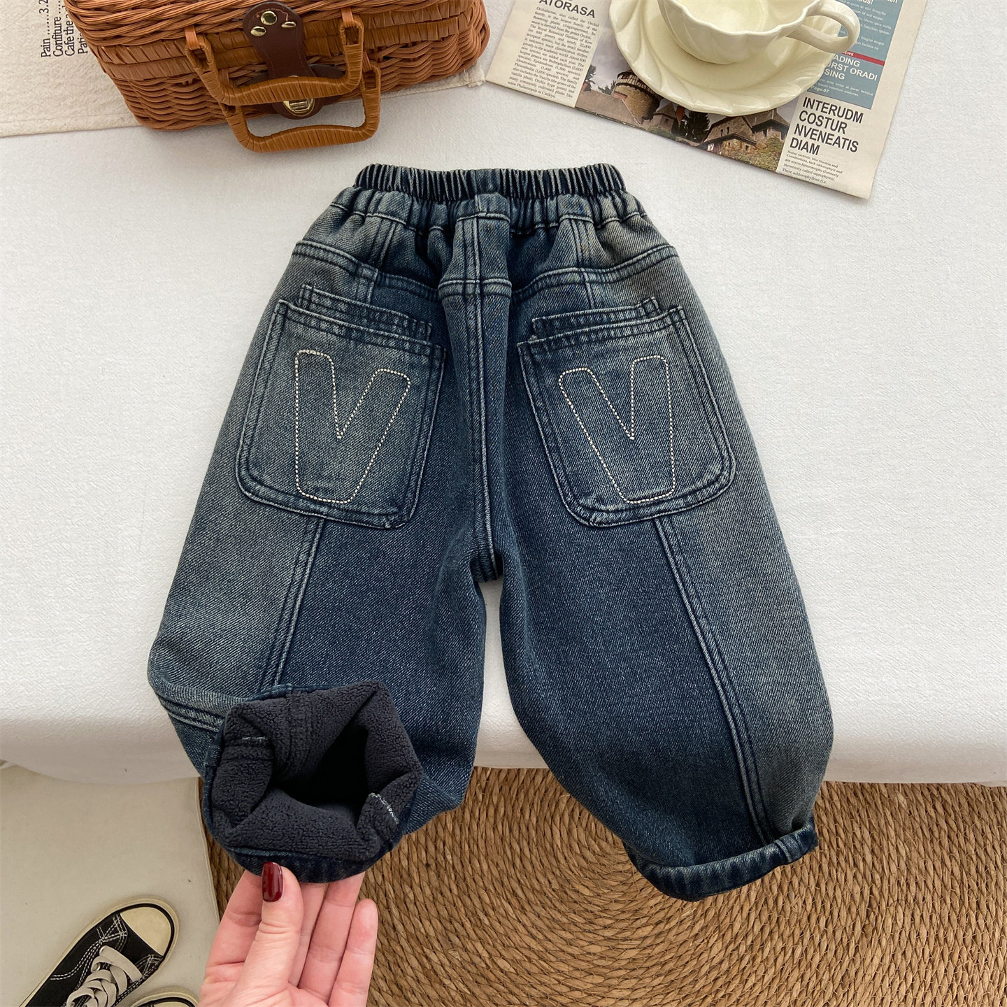 女童裤子2025新款冬季加绒牛仔裤儿童秋冬洋气时髦刺绣宽松休闲裤