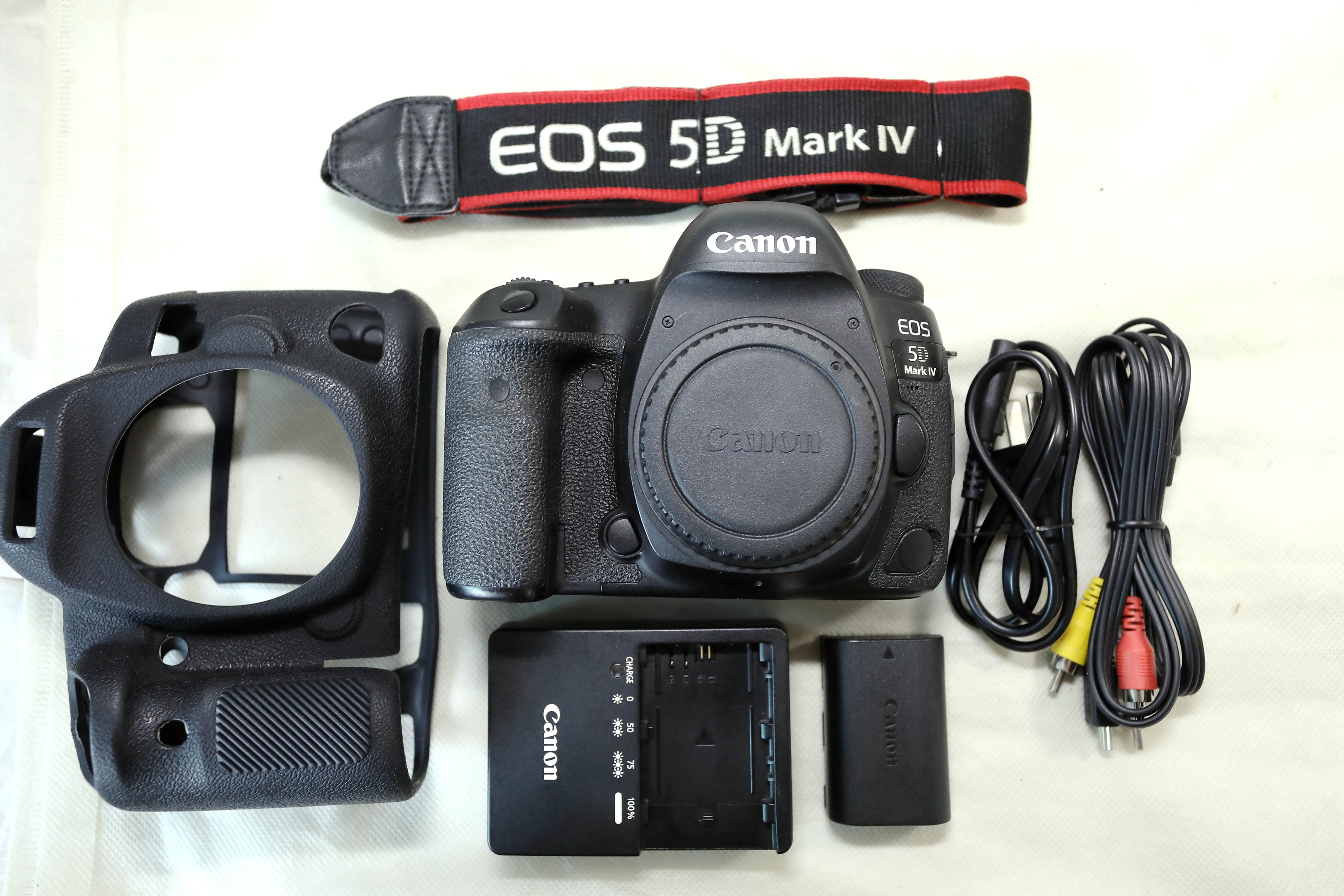 成色不错佳能 EOS 5DMARK IV 5D4机身原电原充送硅胶保护套实物图