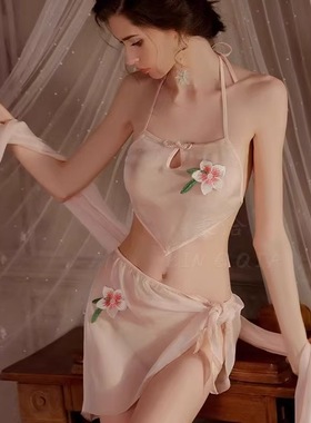 纯欲刺绣深V挂脖肚兜火辣舞姬内衣套装