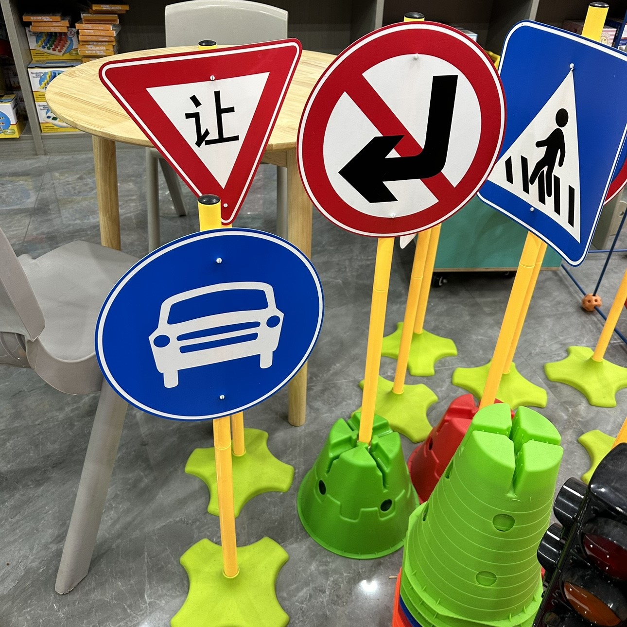 交通标志牌玩具儿童红绿灯指示标识安全教育幼儿园户外游戏骑行走