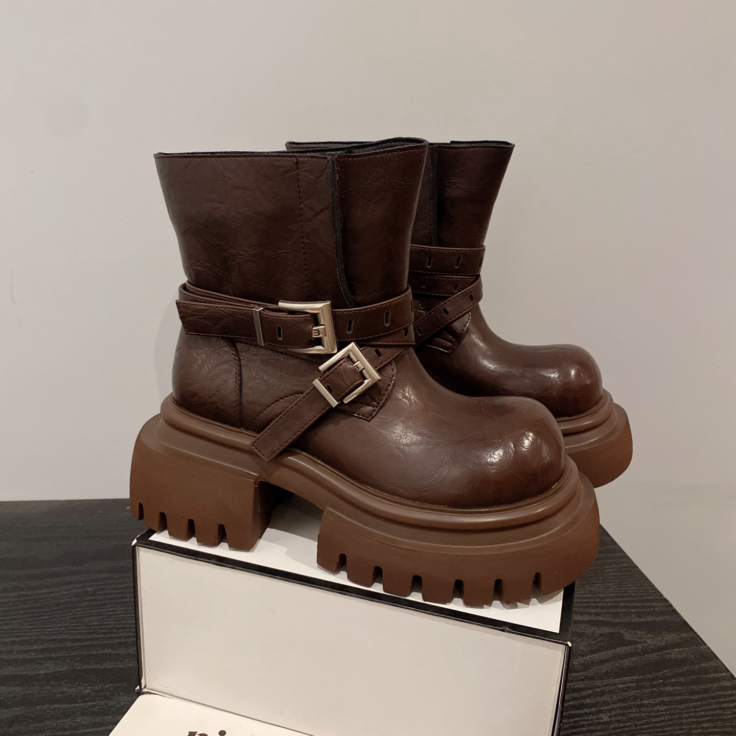 皮带扣装饰厚底马丁靴女复古短靴