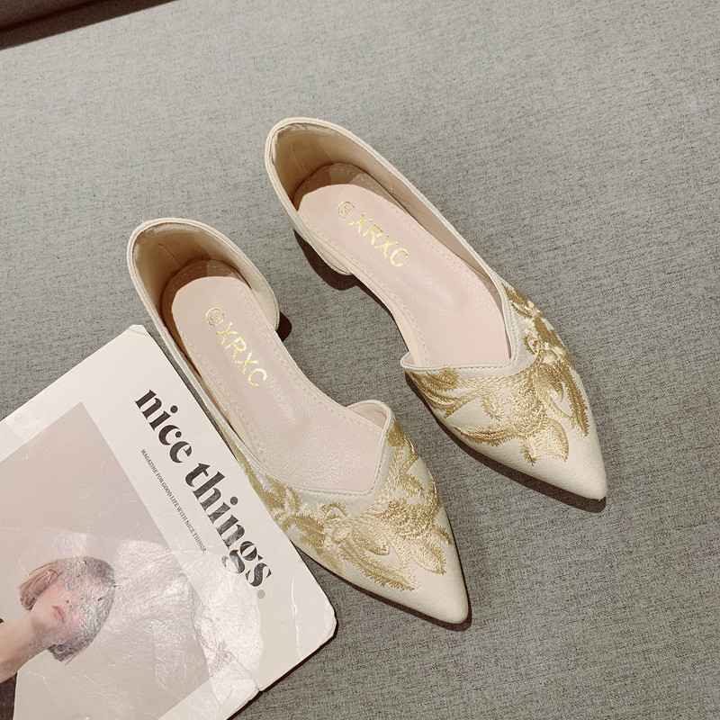 2026年新款国风刺绣布面尖头侧空平底单鞋女显瘦浅口舒适软底瓢鞋