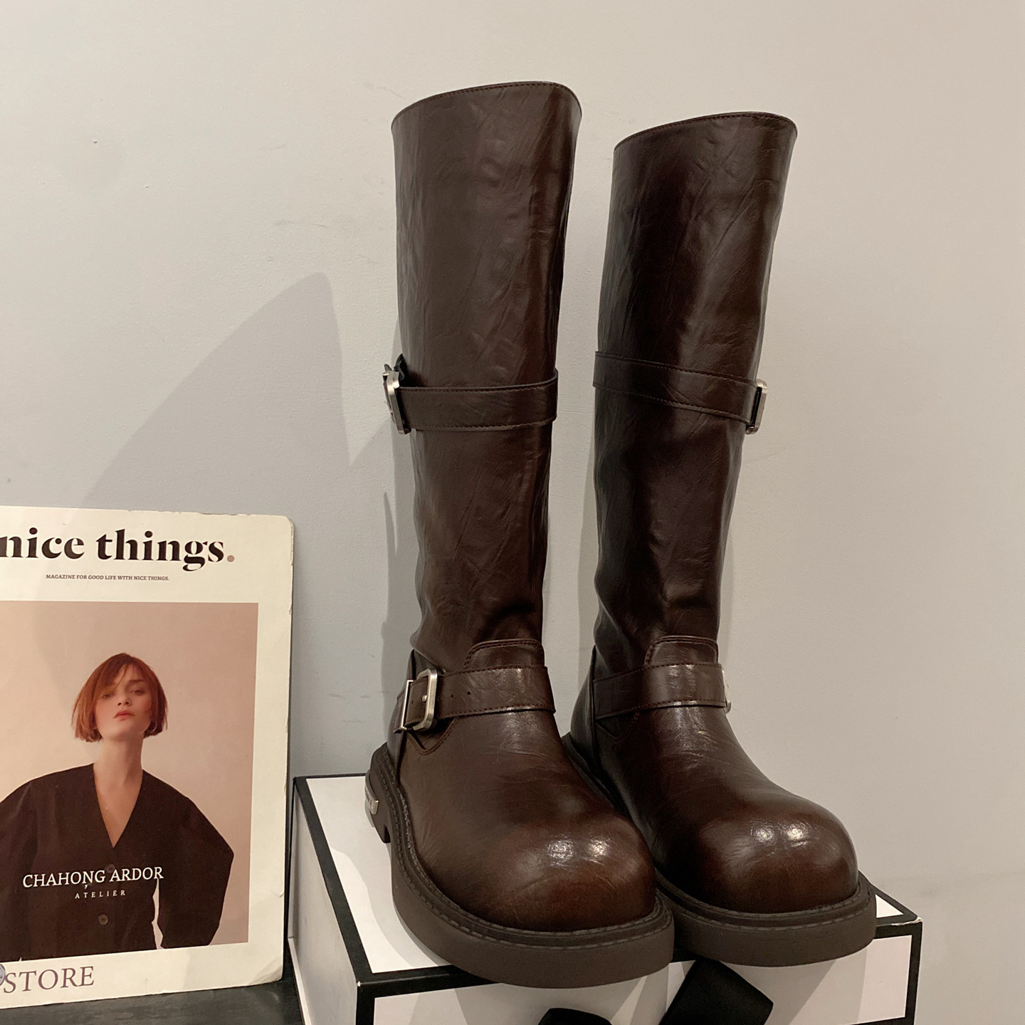 2025新款英伦风皮扣带粗跟不过膝高筒机车靴女复古圆头套筒时装靴