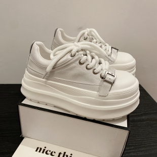 休闲风白色厚底松糕鞋女2026年新款真皮系带皮带扣圆头休闲运动鞋