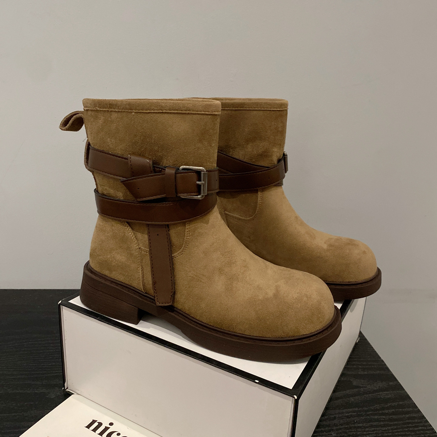 皮带扣装粗跟套筒加绒马丁靴女