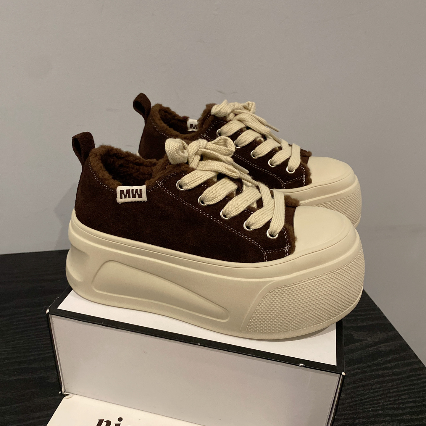 磨砂牛皮厚底加绒保暖休闲板鞋女