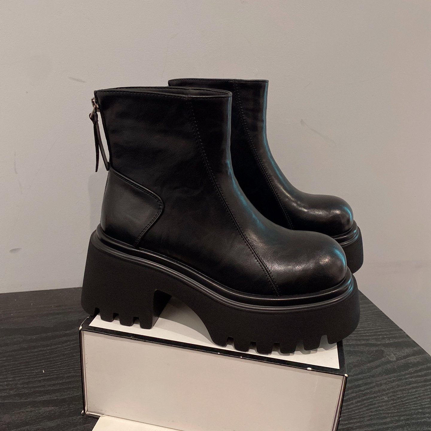 2025年新款英伦风小个子增高厚底马丁靴女时尚百搭加绒机车短靴