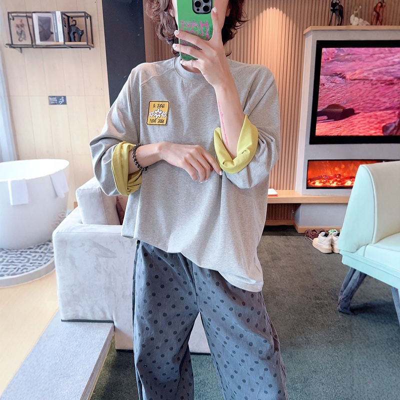 AMYOYOJA新款 双色面料卷边超靓小花刺绣贴布插肩袖显瘦百搭T恤女