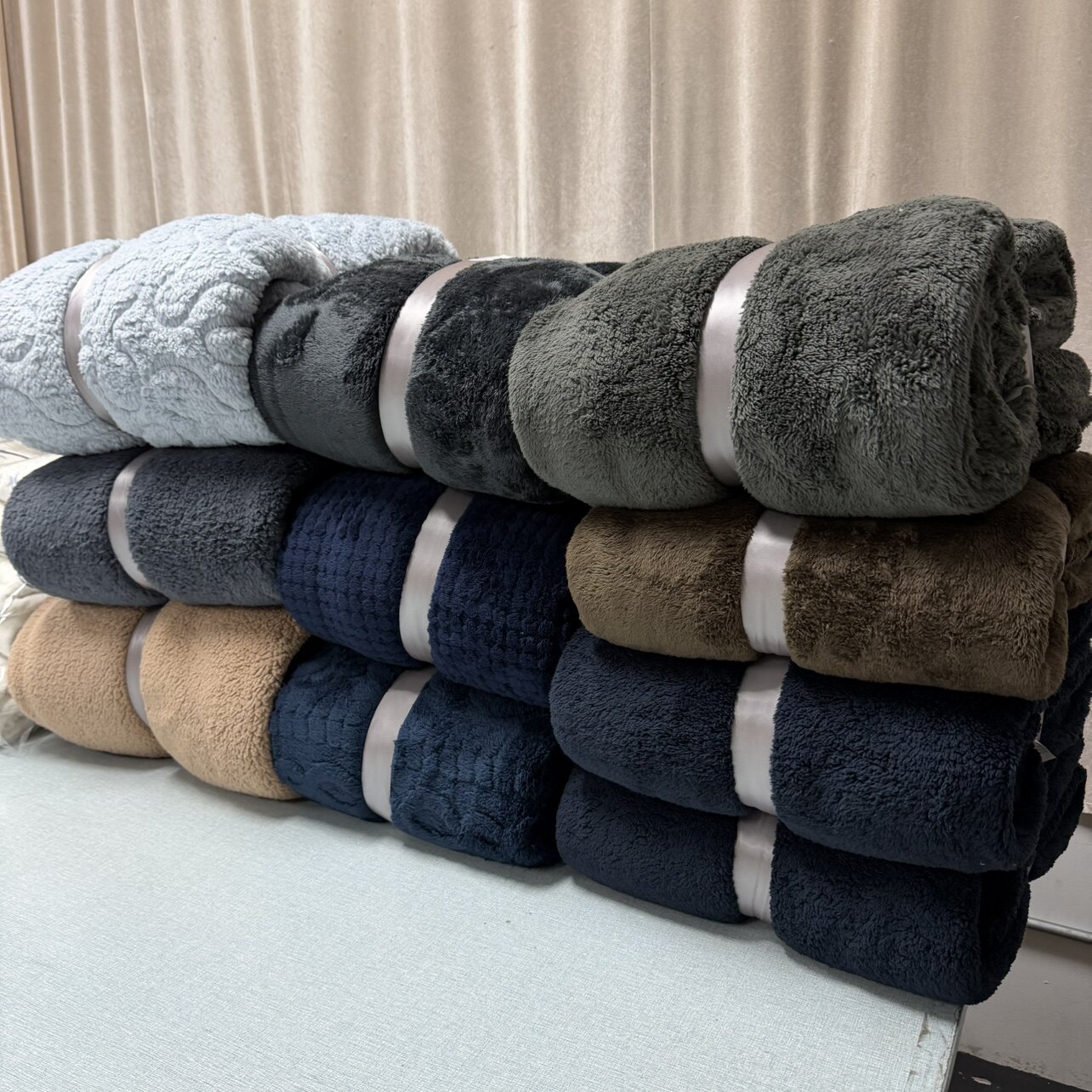 素色双层加厚毛毯  羊羔绒自发热   床褥  空调毯 礼品毯 学生毯