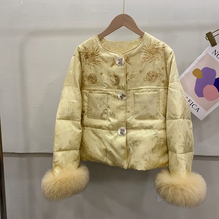 高级感丝绒刺绣羽绒服女可脱卸真毛袖口国潮风圆领白鸭绒外套