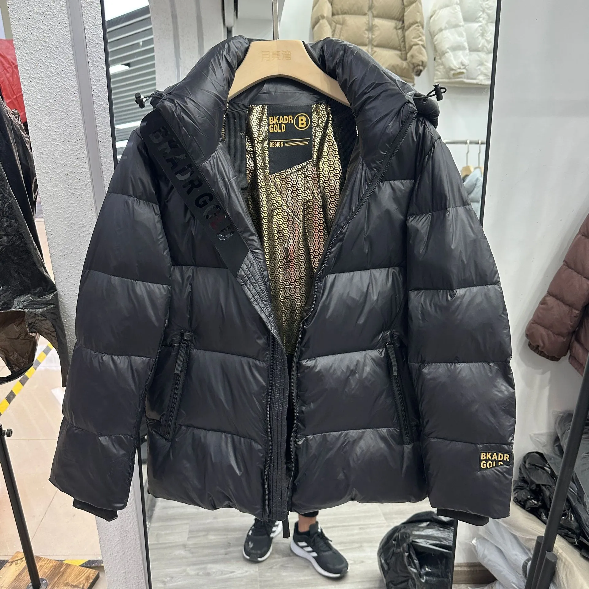 白鸭绒新款平湖黑金羽绒服短款时尚大方黑色印花加厚男女冬季外套