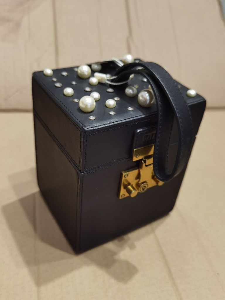 dili装柜正品 老虎紫色珠片真皮钉珠手拿包包 立体四方包 宴会包