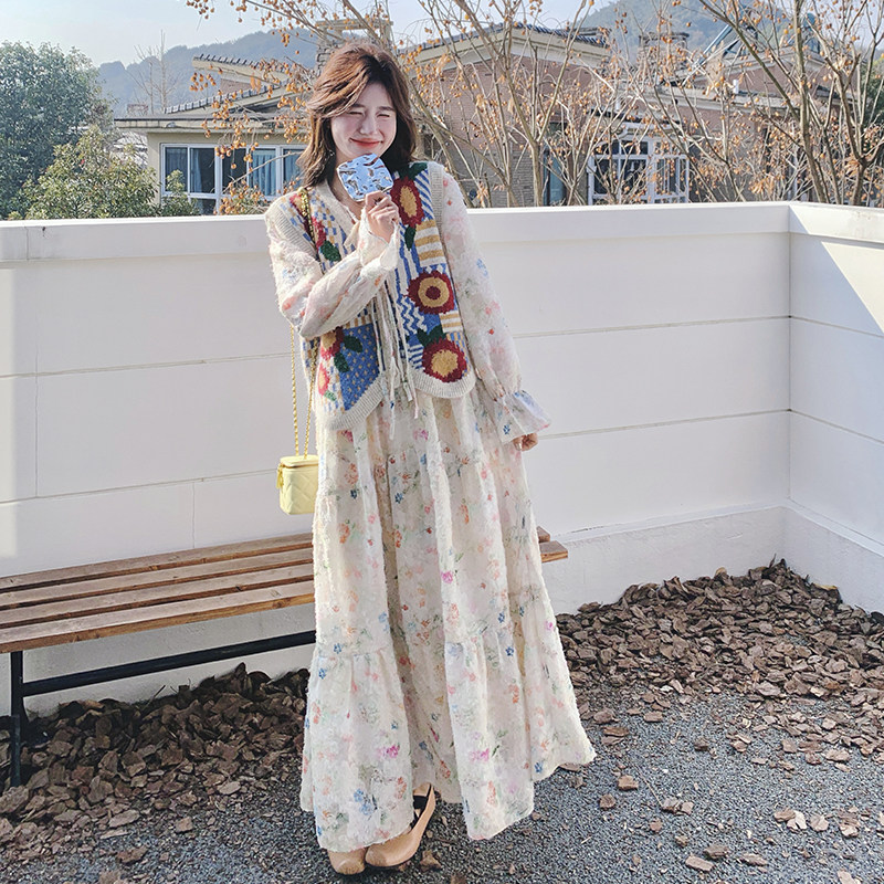 温柔风穿搭V领碎花连衣裙套装女春夏2025新款超火针织马甲两件套,女装套装/套裙,2C069