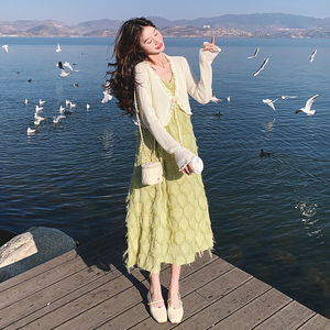 绿色流苏吊带连衣裙女2025春秋新款法式温柔风针织开衫长裙图片