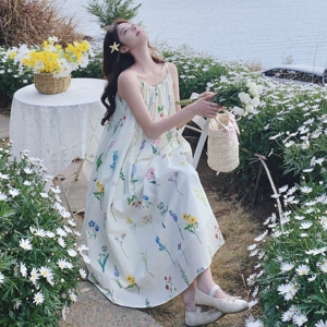 法式复古碎花吊带连衣裙女2025夏季新款超好看高级感度假风长裙图片