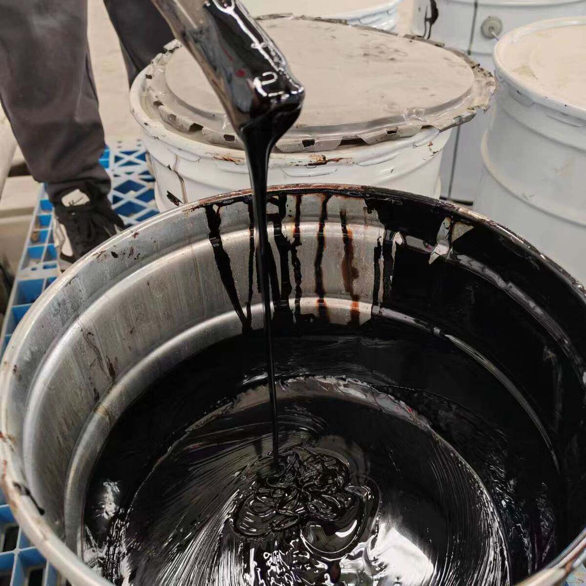 伸缩灌缝胶机场聚氨酯灌缝胶水泥路面切割缝灌封胶密封胶冷灌缝胶