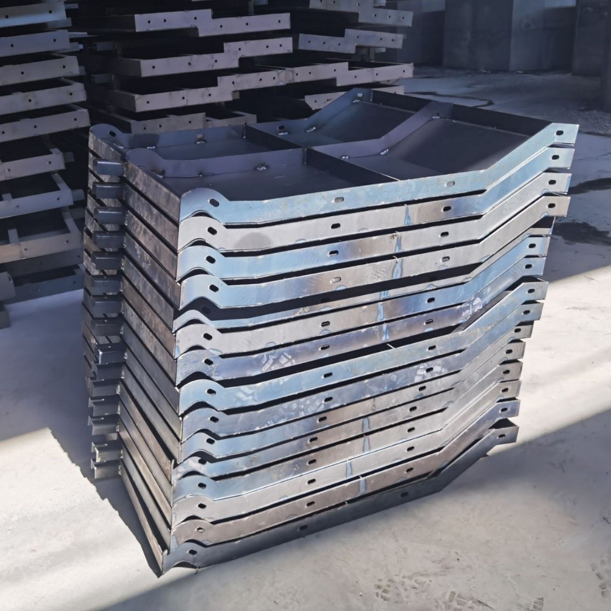 高速公路防撞墙防撞模板现浇护栏塑钢模板混凝土浇筑桥梁护栏模板